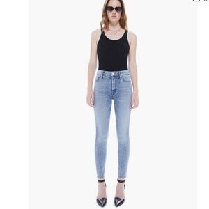 MOTHER Looker Ankle Jeans in twice shy